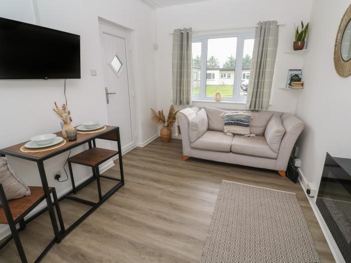 1 Trevalyan in Lizard, Cornwall. One-bedroom chalet with stylish interior. Near beach and amenities.