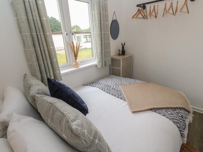 1 Trevalyan in Lizard, Cornwall. One-bedroom chalet with stylish interior. Near beach and amenities.