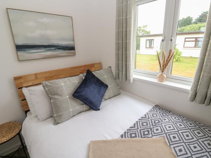 1 Trevalyan in Lizard, Cornwall. One-bedroom chalet with stylish interior. Near beach and amenities.