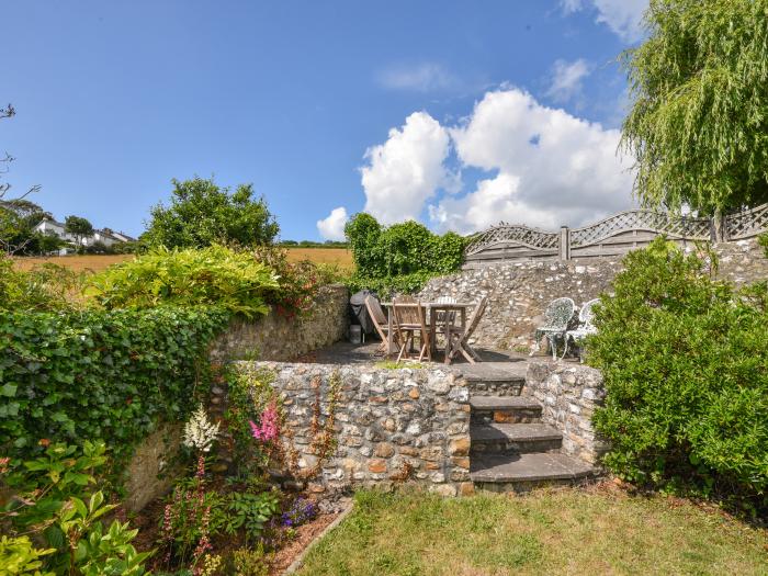 Thatched Cottage, Charmouth, Dorset. Close to a shop, a pub and a beach. Garden with furniture. WiFi