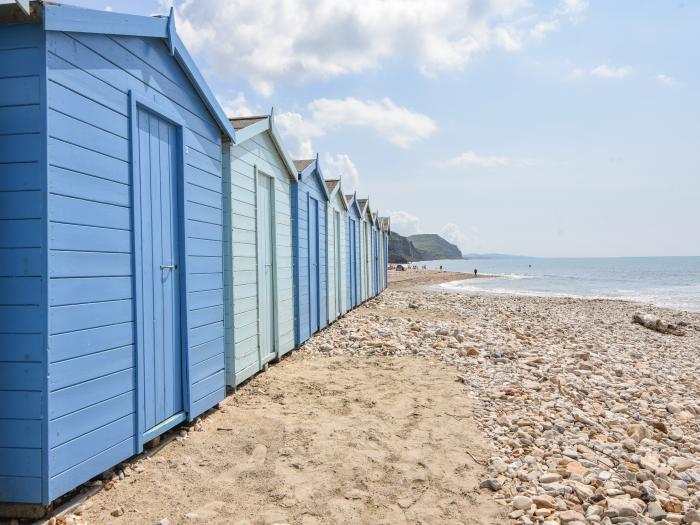 Thatched Cottage, Charmouth, Dorset. Close to a shop, a pub and a beach. Garden with furniture. WiFi