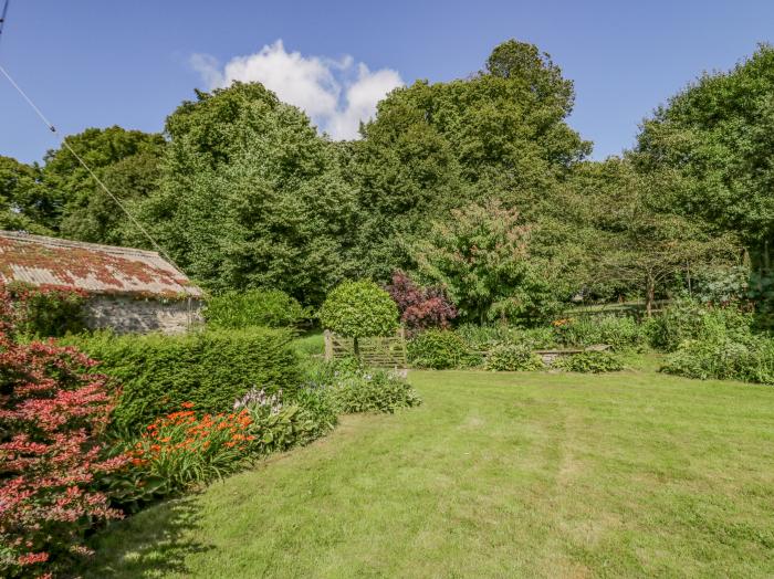 Egg Pudding Stone, Field Broughton near Cartmel, Cumbria. Large garden. Dog-friendly. Single-storey.