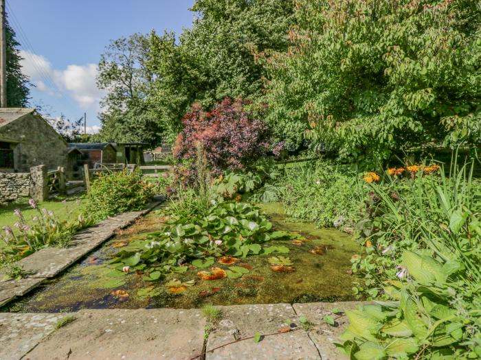 Egg Pudding Stone, Field Broughton near Cartmel, Cumbria. Large garden. Dog-friendly. Single-storey.