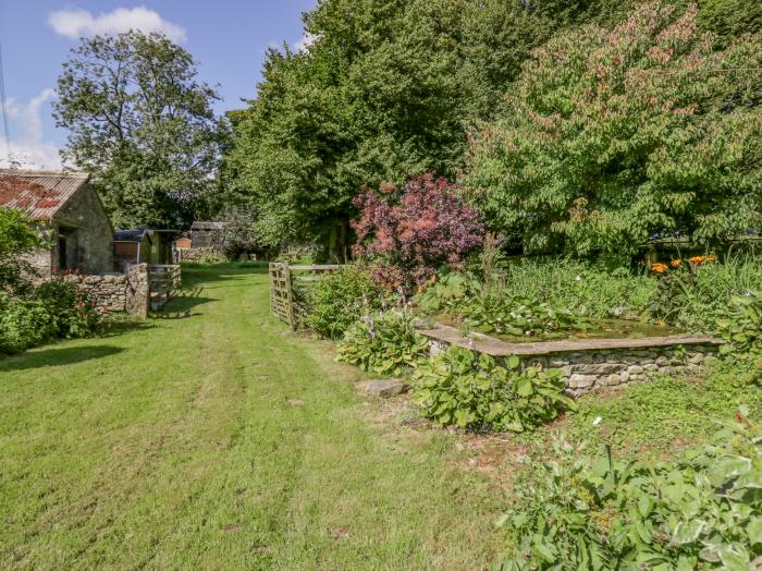 Egg Pudding Stone, Field Broughton near Cartmel, Cumbria. Large garden. Dog-friendly. Single-storey.