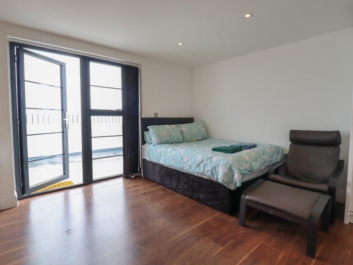 Flat 10, Holland-On-Sea, Essex. Smart TV. Balcony with sea views. Close to amenities. Three bedrooms