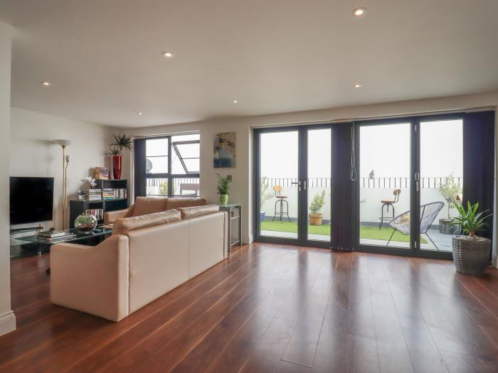 Flat 10, Holland-On-Sea, Essex. Smart TV. Balcony with sea views. Close to amenities. Three bedrooms