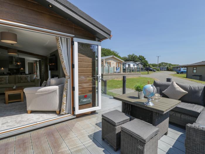 The Rivendale Lodge, Pwllheli, Gwynedd. Near National Park. Hot tub. Dog-friendly. Off-road parking.