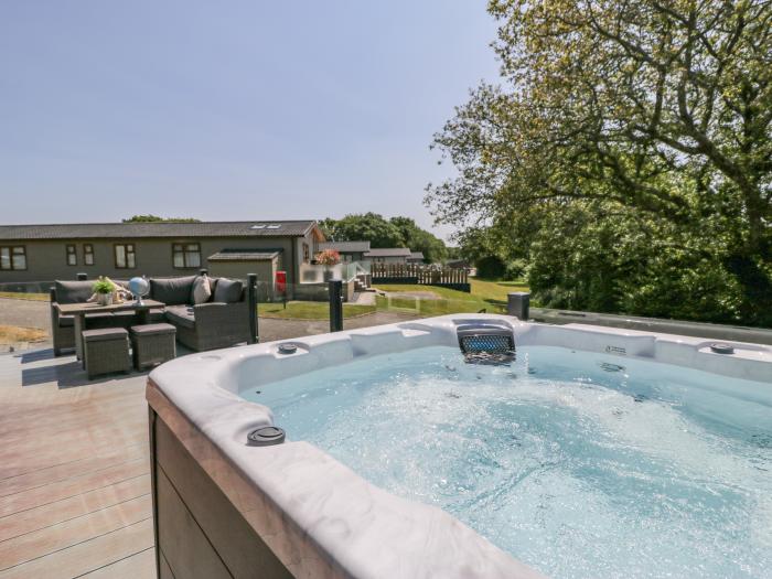 The Rivendale Lodge, Pwllheli, Gwynedd. Near National Park. Hot tub. Dog-friendly. Off-road parking.