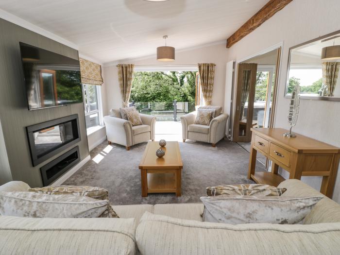 The Rivendale Lodge, Pwllheli, Gwynedd. Near National Park. Hot tub. Dog-friendly. Off-road parking.