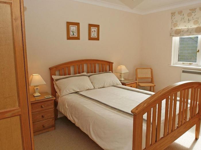 Foxglove Cottage, in Falmouth, Cornwall. On-site facilities. Shared pool, tennis courts & gym. WiFi.