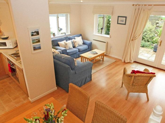 Foxglove Cottage, in Falmouth, Cornwall. On-site facilities. Shared pool, tennis courts & gym. WiFi.