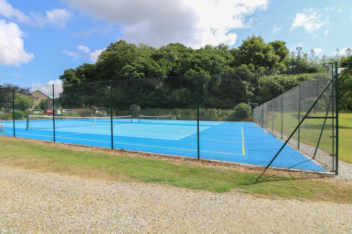 Foxglove Cottage, in Falmouth, Cornwall. On-site facilities. Shared pool, tennis courts & gym. WiFi.