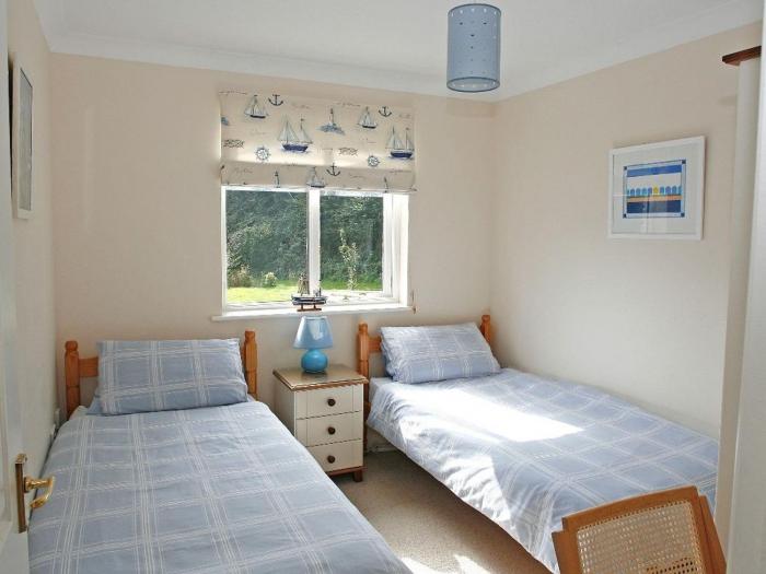 Foxglove Cottage, in Falmouth, Cornwall. On-site facilities. Shared pool, tennis courts & gym. WiFi.