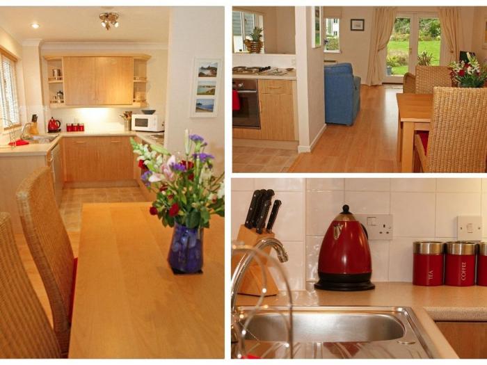 Foxglove Cottage, in Falmouth, Cornwall. On-site facilities. Shared pool, tennis courts & gym. WiFi.