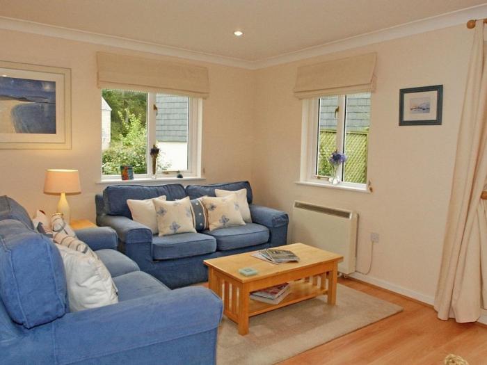 Foxglove Cottage, in Falmouth, Cornwall. On-site facilities. Shared pool, tennis courts & gym. WiFi.