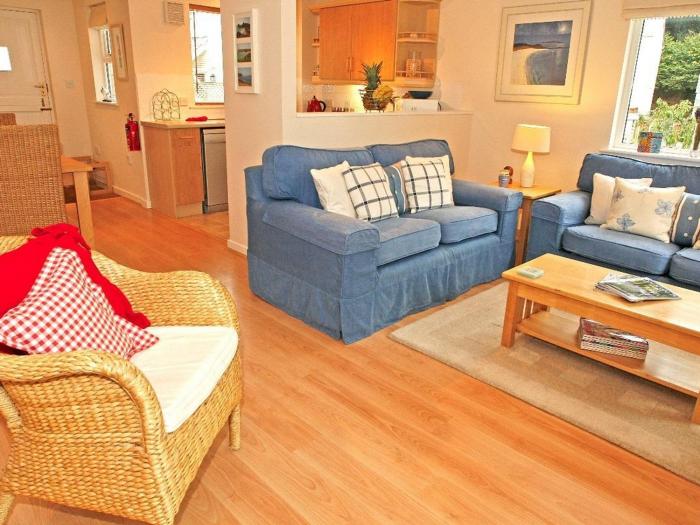 Foxglove Cottage, in Falmouth, Cornwall. On-site facilities. Shared pool, tennis courts & gym. WiFi.