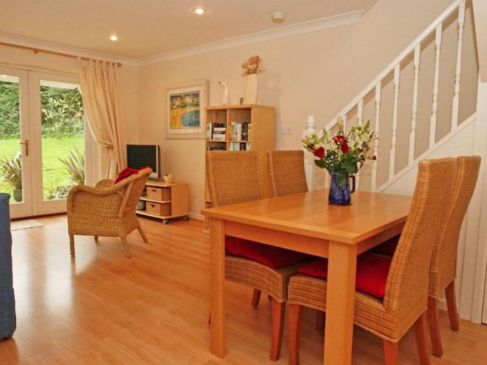 Foxglove Cottage, in Falmouth, Cornwall. On-site facilities. Shared pool, tennis courts & gym. WiFi.