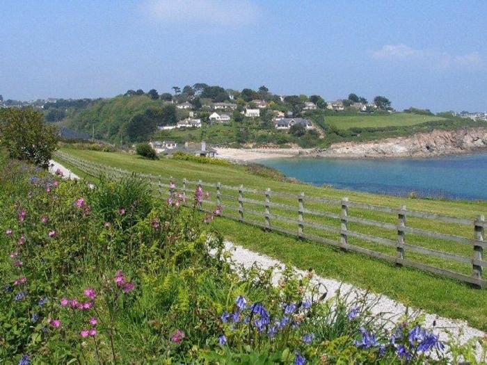 Foxglove Cottage, in Falmouth, Cornwall. On-site facilities. Shared pool, tennis courts & gym. WiFi.