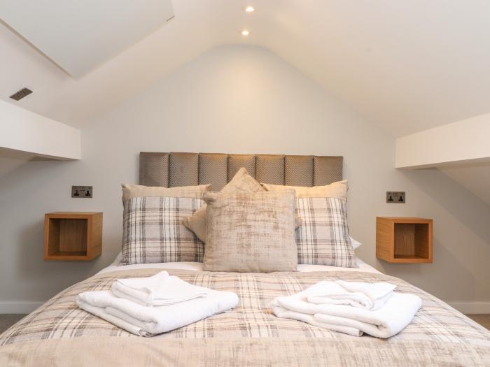 The Birches, Windermere, Cumbria. Close to a shop, a pub and a lake. Off-road parking. 4 bedrooms TV