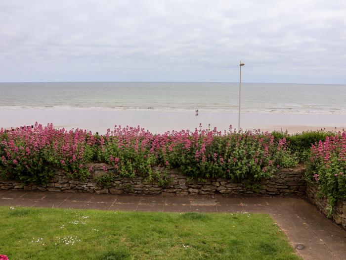 Apartment 1, Bridlington, East Riding of Yorkshire. Sea views. Open-plan. Close to a beach and shops