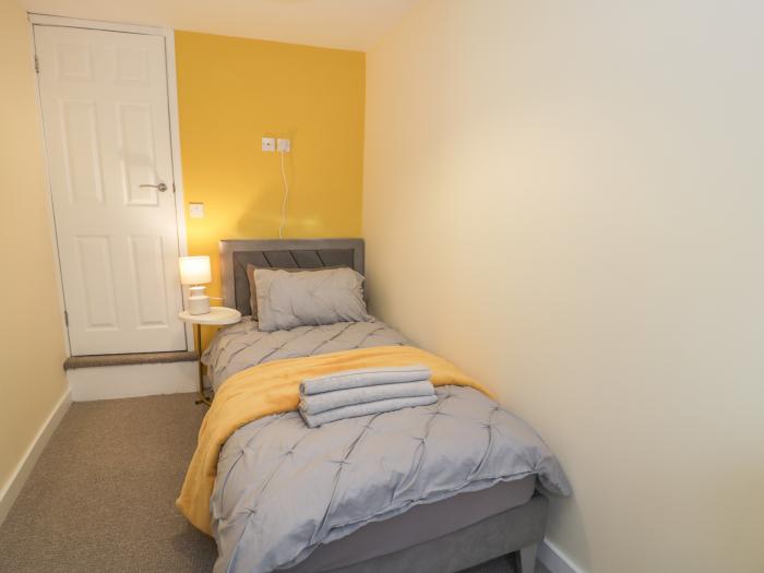 Apartment 150, Llandudno Junction, Conwy. Close to the coast. Close to National Park. WiFi. Cot. TV.