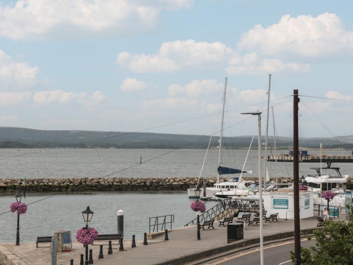 Quay Cottage, Poole, Dorset. Close to the coast. Quay views. Close to shop and pub. Off-road parking