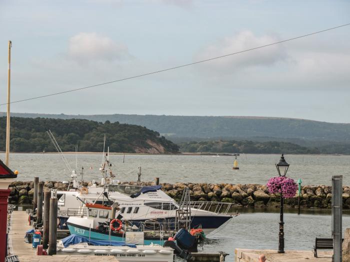 Quay Cottage, Poole, Dorset. Close to the coast. Quay views. Close to shop and pub. Off-road parking