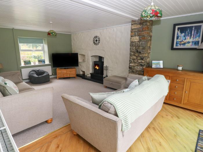 Crossways Cottage nr Carew, Pembrokeshire. Four-bedroom home. Pet-friendly. Ample off-road parking.