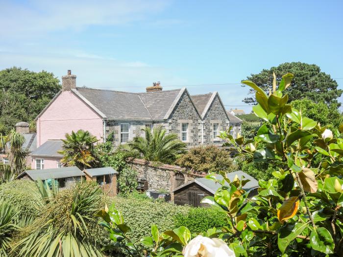 Forge Cottage, Mullion, Cornwall. Lawned garden. Off-road parking. Shared swimming pool. Dishwasher.