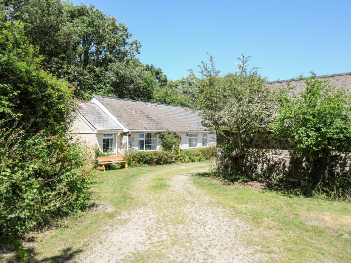 Forge Cottage, Mullion, Cornwall. Lawned garden. Off-road parking. Shared swimming pool. Dishwasher.