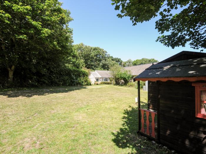 Forge Cottage, Mullion, Cornwall. Lawned garden. Off-road parking. Shared swimming pool. Dishwasher.