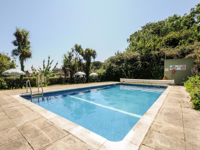 Forge Cottage, Mullion, Cornwall. Lawned garden. Off-road parking. Shared swimming pool. Dishwasher.