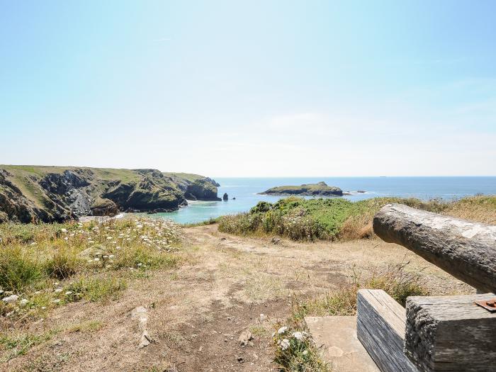 Forge Cottage, Mullion, Cornwall. Lawned garden. Off-road parking. Shared swimming pool. Dishwasher.