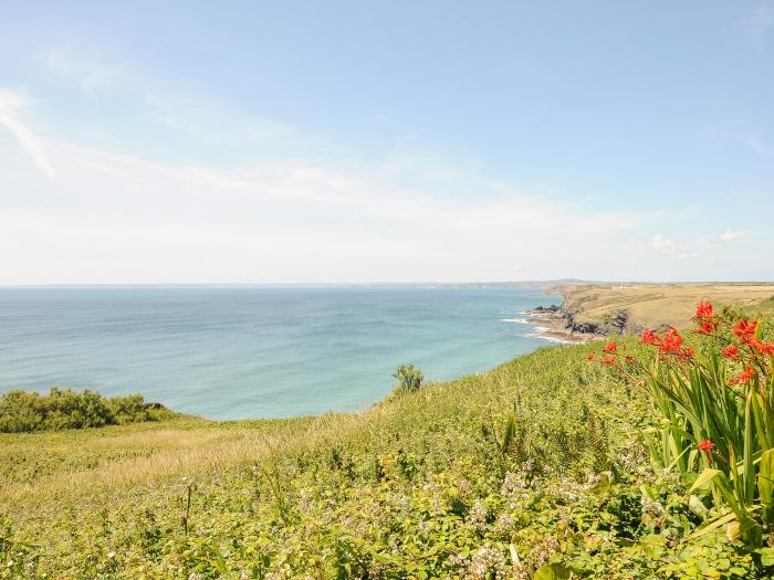 Forge Cottage, Mullion, Cornwall. Lawned garden. Off-road parking. Shared swimming pool. Dishwasher.