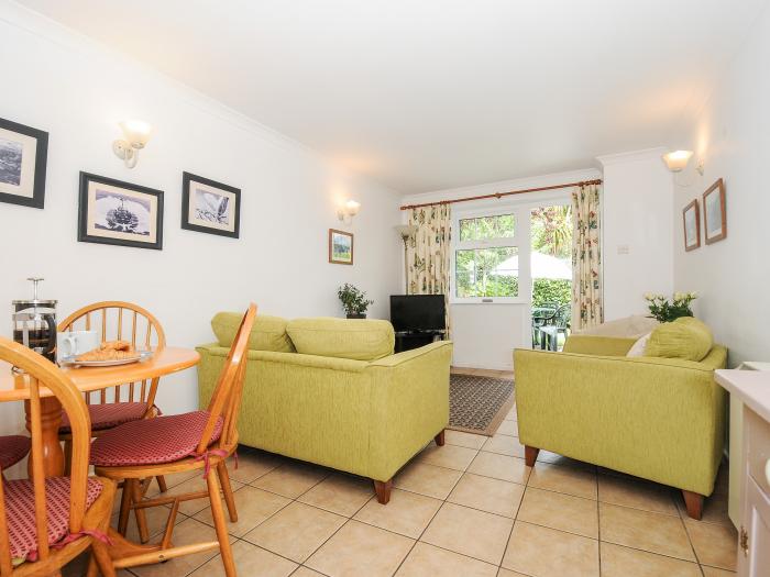 Forge Cottage, Mullion, Cornwall. Lawned garden. Off-road parking. Shared swimming pool. Dishwasher.