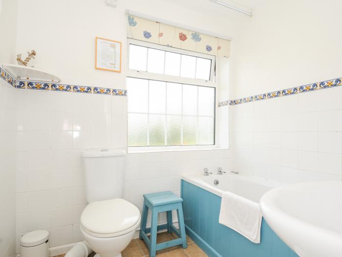 Forge Cottage, Mullion, Cornwall. Lawned garden. Off-road parking. Shared swimming pool. Dishwasher.