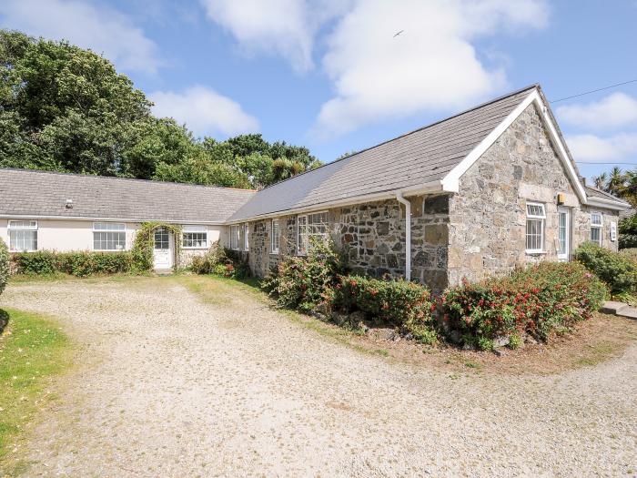 Forge Cottage, Mullion, Cornwall. Lawned garden. Off-road parking. Shared swimming pool. Dishwasher.