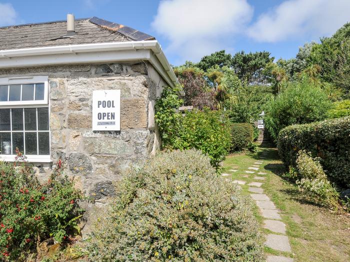 Forge Cottage, Mullion, Cornwall. Lawned garden. Off-road parking. Shared swimming pool. Dishwasher.