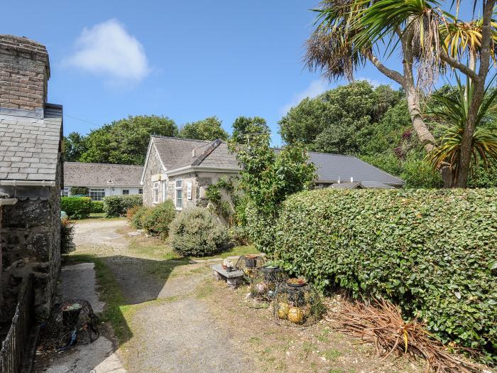 Forge Cottage, Mullion, Cornwall. Lawned garden. Off-road parking. Shared swimming pool. Dishwasher.