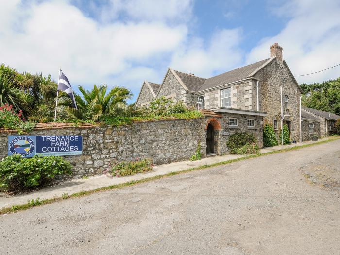 Dairy Cottage, Mullion, Cornwall. Smart TV. Electric fire. Off-road parking. Open plan. Pet-friendly