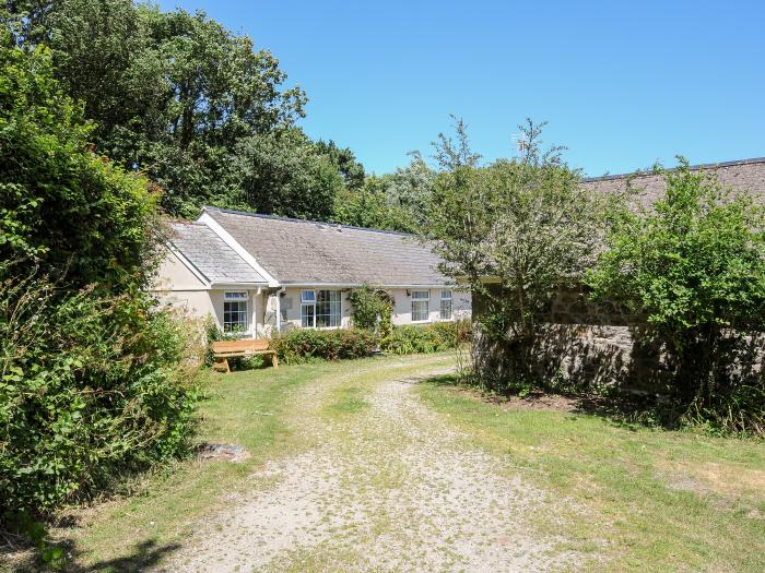 Dairy Cottage, Mullion, Cornwall. Smart TV. Electric fire. Off-road parking. Open plan. Pet-friendly