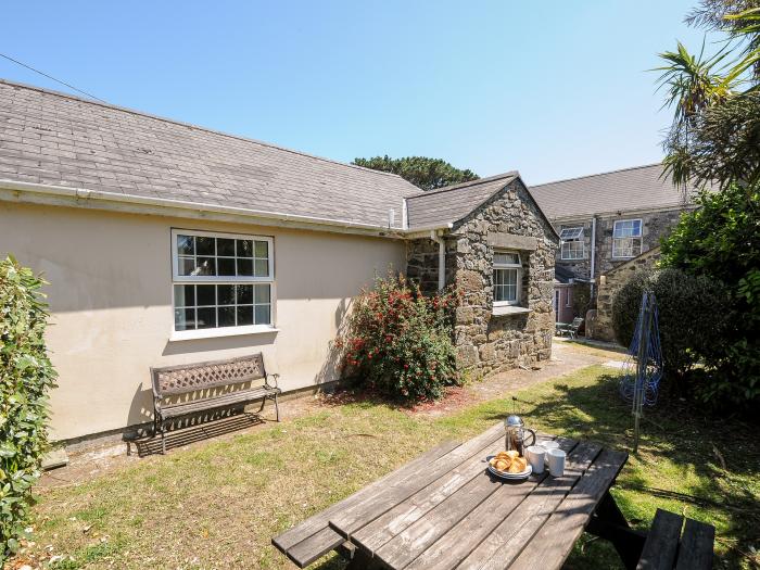 Dairy Cottage, Mullion, Cornwall. Smart TV. Electric fire. Off-road parking. Open plan. Pet-friendly