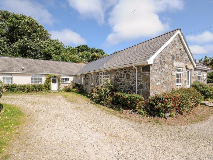 Dairy Cottage, Mullion, Cornwall. Smart TV. Electric fire. Off-road parking. Open plan. Pet-friendly