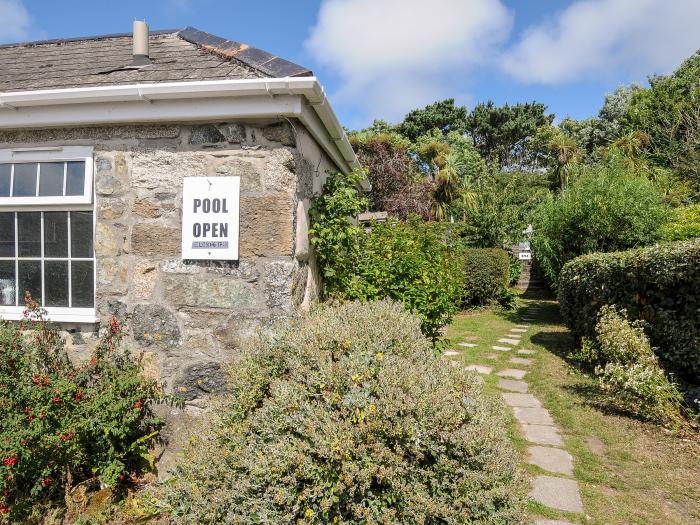 Dairy Cottage, Mullion, Cornwall. Smart TV. Electric fire. Off-road parking. Open plan. Pet-friendly