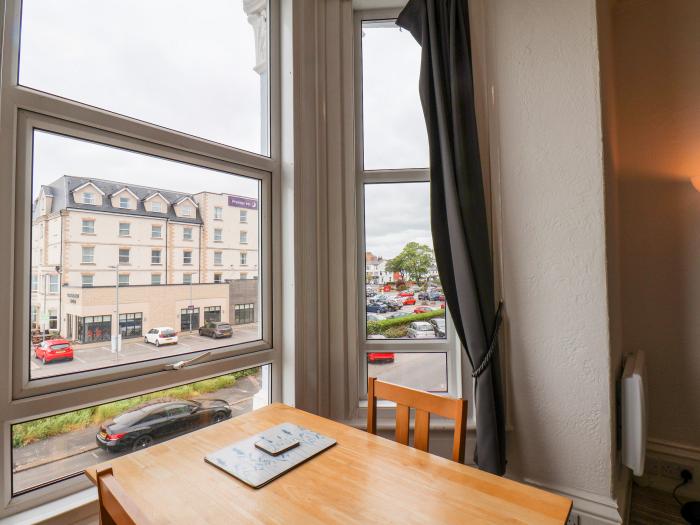 Apartment 4, Bridlington, East Riding of Yorkshire. Sea views. Open-plan. Close to a beach and shops