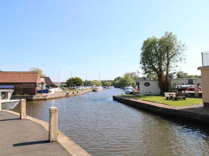 25 Burtons Mill is in Stalham, Norfolk. Child-friendly. Rear patio. Smart TV. Off-road parking. WiFi