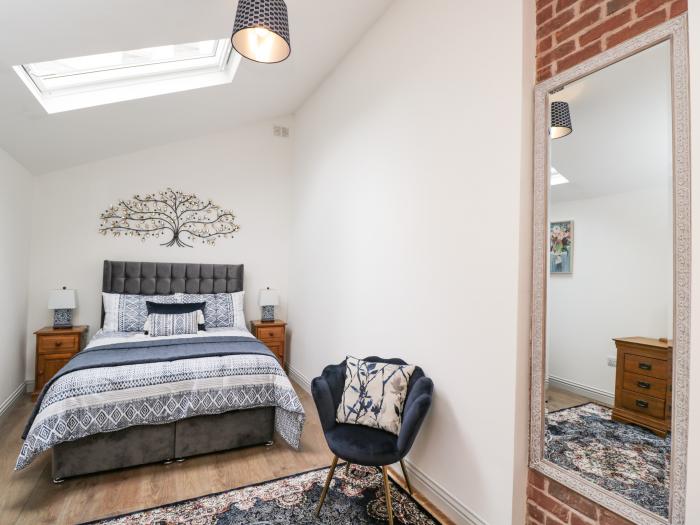 The Stables, Worcester. 2-bed. Off-road parking. Enclosed garden. Underfloor heating. Smart TV. WiFi