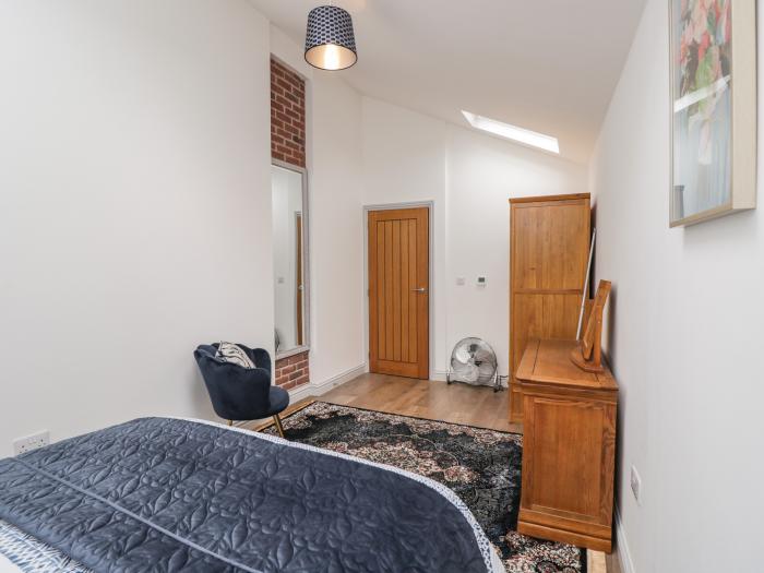 The Stables, Worcester. 2-bed. Off-road parking. Enclosed garden. Underfloor heating. Smart TV. WiFi