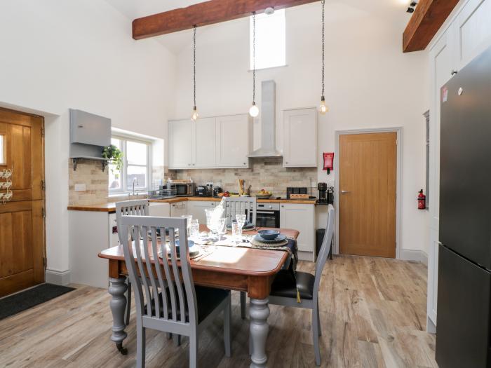 The Stables, Worcester. 2-bed. Off-road parking. Enclosed garden. Underfloor heating. Smart TV. WiFi