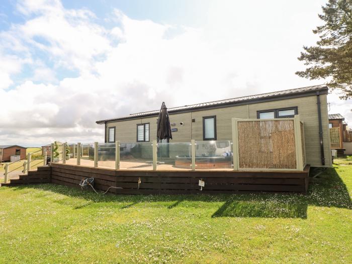 Beechwood Lodge, Hasguard Cross, Broad Haven, Pembrokeshire. Hot tub. In a National Park. Open plan.